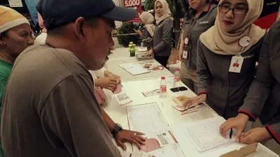 Pedagang di Pasar Induk Beras Cipinang tengah mengajukan Kredit Monas dari Bank DKI (Humas Bank DKI)