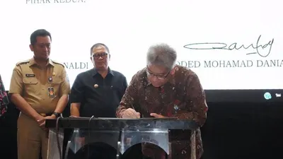 Penandatanganan Nota Kesepahaman (MoU) perihal Pengembangan Kompetensi Pegawai Negeri Sipil di lingkungan Pemerintah Daerah Kota Bandung yang dilakukan oleh Direktur Utama bank bjb Yuddy Renaldi dan Wali Kota Bandung Oded M. Danial di Hotel Papandayan Bandung, Selasa (18/2/2020). (istimewa)