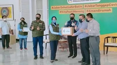 Penyerahan bantuan oleh bank bjb kepada Ketua Umum Jabar Bergerak,  Atalia Praratya, disaksikan juga oleh Gubernur Jawa Barat, Ridwan Kamil. (Dok. bank bjb)
