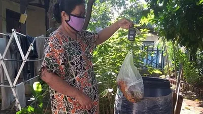 [Ilustrasi] salah seorang ibu rumah tangga menggunakan bank sampah/dok: timur.jakarta.go.id
