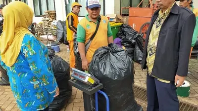 Penimbangan sampah di Bank Sampah Kelurahan Cawang, Jakarta Timur. (