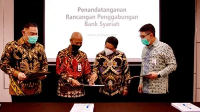 Direktur Utama PT Bank BNI Syariah, Abdullah Firman Wibowo (kiri); Direktur Utama PT Bank BRIsyariah Tbk, Ngatari (kedua kiri); dan Direktur Utama PT Bank Syariah Mandiri, Toni EB Subari (kanan); disaksikan oleh Ketua Project Management Office sekaligus Wakil Direktur PT Bank Mandiri (Persero) Tbk, Hery Gunardi (kedua kanan) dalam penandatanganan Rancangan Penggabungan Bank Syariah di Jakarta, Senin (20/10).  --------- Artikel ini sudah Terbit di AyoJakarta.com, dengan Judul 3 Bank Syariah Papan Atas Merger