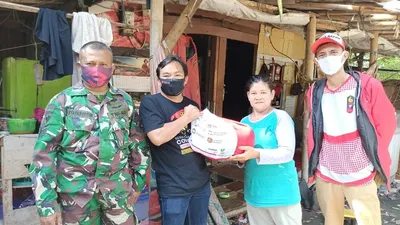 Gugus Muda COVID-19 Pimpinan Pusat Pemuda Muhammadiyah menyerahkan bantuan di lingkungan RT 03 RW 02 Kelurahan Pondok Cabe Ilir, Pamulang, Tangerang Selatan, Banten, Minggu (14/6/2020)