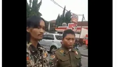 Dua anggota Banser yang menjadi korban persekusi dalam tangkapan layar video yang viral.