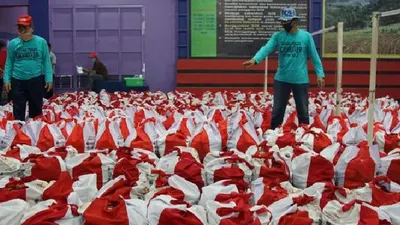 Distribusi bantuan sembako dari Kementerian Sosial. (Kemensos)