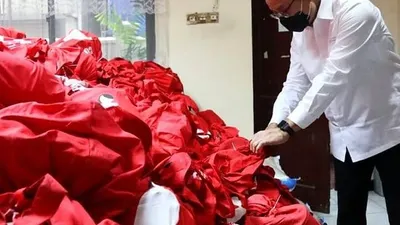 Mensos Juliari Batubara sedang memperhatikan kemasan paket bansos untuk warga terdampak Covid-19/ instagram kemensos RI