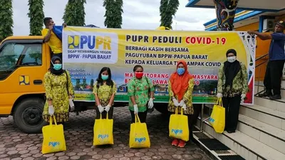 Penyaluran Bansos PUPR Peduli COVID-19 di Papua Barat. (Dok. Birkom PUPR)