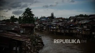 ilustrasi warga di bantaran sungai / Foto: Republika/Thoudy Badai