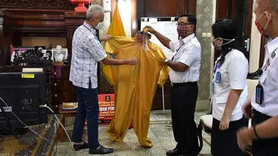 Kanwil Kemenkumham Jawa Tengah memberikan bantuan untuk penanganan Covid-19 di rumah dinas Gubernur Jateng, Rabu (29/4/2020). (dok)