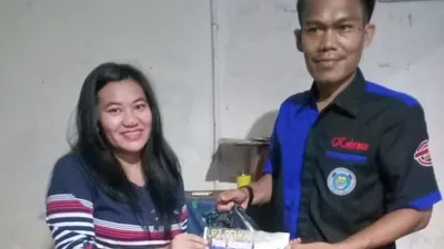 Pengurus Komunitas Batang Rantau mendistribusikan paket sembako dari Pemkab Batang kepada warga Batang yang tertahan di Jabodetabek. (Dok)