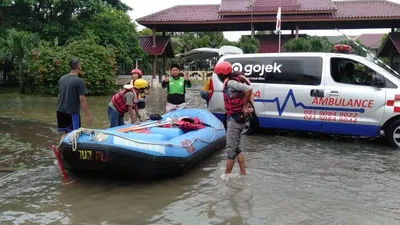 Tim Gojek turun ke beberapa lokasi banjir di Jakarta dan sekitarnya, serta mengevakuasi setidaknya 105 jiwa terdampak banjir beserta keluarganya.
