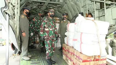 Pesawat Hercules C130 seri A1318 milik TNI AU angkut bantuan kemanusiaan ke Fiji (Puspen TNI)