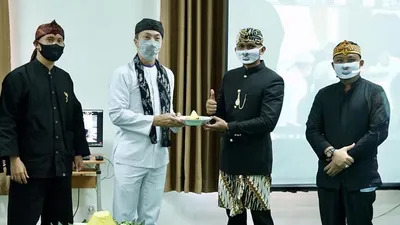 Pemkot Bogor secara simbolis memberikan bantuan kepada 538 KK saat HUT Bogor/ dok