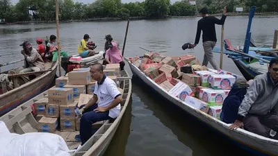 Bantuan Kowal Lantamal III untuk desa binaan di Kabupaten Bekasi diangkut menggunakan perahu. (Dok. Dispen Lantamal III)