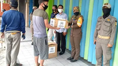 Para pencari suaka mendapatkan bantuan baju layak pakai untuk dewasa dan anak/ ist