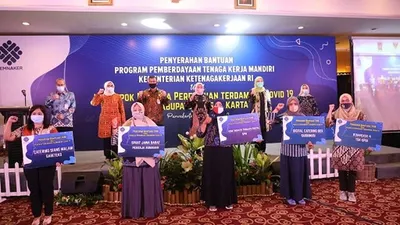 Menaker Ida Fauziyah (Kanan) saat memberikan bantuan kepada pekerja perempuan ter-PHK di Plaza Hotel Purwakarta, Kamis (13/8/2020). (Ayopurwakarta/Dede Nurhasanudin)