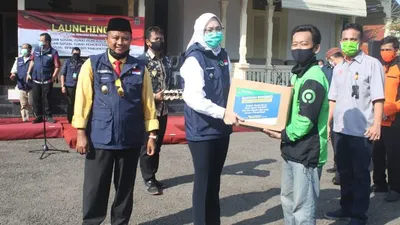 Bupati Purwakarta saat memberikan bantuan kepada warga terdampak Covid-19