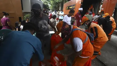 Sebagai ilustrasi, petugas bersama warga menurunkan paket sembako dan makanan siap saji dari truk di Kelurahan Kebon Baru, Tebet, Jakarta Selatan, Rabu (8/4/2020). [Suara.com/Angga Budhiyanto]