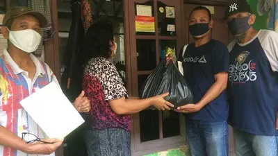 Ketua RW 14 Kelurahan Bekasi Jaya M Tahrir (paling kiri) saat menyerahkan bansos pada warga.  (Dok M Tahrir )