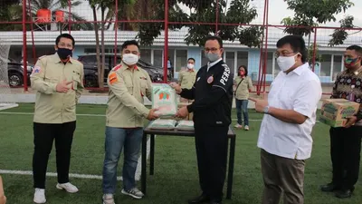 Penyaluran donasi dari Pemprov DKI dan Gede Widiade Untuk Para The Jakmania. (ppid.jakarta.go.id)