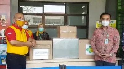 Wali Kota Bekasi Rahmat Effendi (kiri), menerima bantuan ventilator dari Kemenkes / instagram