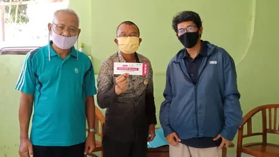 Aksi sosial warga memberikan voucher sembako bagi mereka yang membutuhkan/Eza Humas Pemkot Bekasi