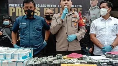Barang bukti eximer dan tramadol dalam pengungkapan kasus di Mapolsek Cipondoh, Tangerang, Senin (21/12/2020). [Suara.com/Haiwul Alwan]