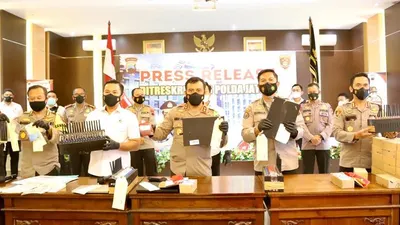 Kapolda Jateng Irjen Pol Ahmad Luthfi (tengah) bersama Dirreskrimsus Polda Jateng Kombes Pol Johanson Ronald, dan Kabidhumas Polda Jateng Kombes Pol Iskandar Fitriana Sutisna, menunjukkan barang bukti dalam jumpa pers di Mapolda Jateng, Senin (8/2/2021). (dok Humas Polda Jateng)