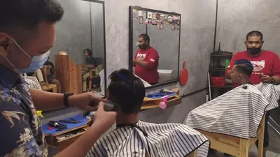 Barberman Barbercastle saat memangkas rambut pelanggannya (ayosemarang.com/Vedyana)