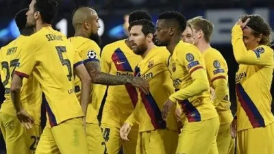 Para pemain Barcelona merayakan gol Luis Suarez dari titik penalti ke gawang Napoli dalam laga Liga Champpions di Camp Nou. LLUIS GENE / AFP