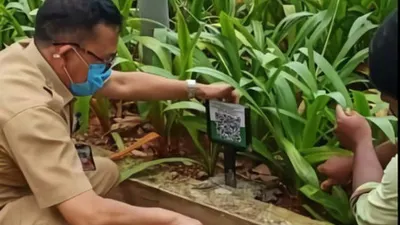 pemasangan barcode data pada tanaman di Sudirman-Thamrin oleh petugas / beritajakarta.id