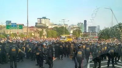 Massa Serang Mobil Polisi yang Terjebak di Tol Dalam Kota