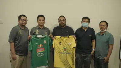Manajer tim Barito Putera Mundari Karya bertukar jersey home dengan Dirut PT PSS Marco Gracia Paulo. (dok Media Barito Putera)