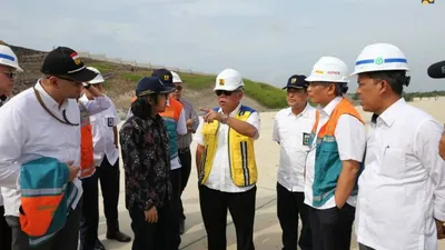 Menteri PUPR Basuki Hadimuljono meninjau pembangunan Jalan Tol Balsam (Humas PUPR)