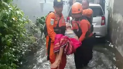 Evakuasi korban banjir di Jakarta Timur, Minggu (23/2/2020). (Humas Kantor Pencarian dan Pertolongan Jakarta)