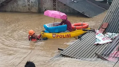 Seorang bayi dan ibunya yang menjadi korban banjir Jakarta dievakuasi Tim Rescue Kantor Pencarian dan Pertolongan Jakarta, tadi pagi (Sabtu, 8/2/2020). (Humas Kantor Pencarian dan Pertolongan Jakarta.)