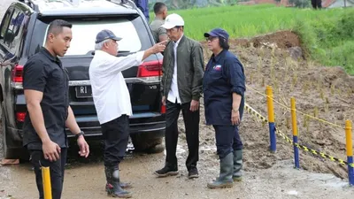 Menteri PUPR Basuki Hadimuljono sedang berbincang dengan Presiden Jokowi dan Menteri LHK Siti Nurbaya dalam kunjungan ke Kecamatan Sukajaya, Bogor. (Dok. Biro Komunikasi Publik PUPR)
