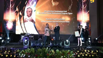 Wakil Menteri PUPR, John Wempi Wetipo, mewakili Menteri Basuki Hadimuljono saat menerima penghargaan dalam acara Realestate Creative Award (RCA) 2019. (Foto: Dok. Biro Komunikasi Publik PUPR)