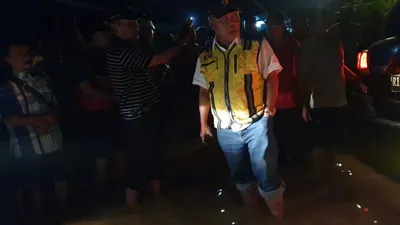 Menteri PUPR, Basuki Hadimuljono, saat meninjau titik banjir di wilayah Jakarta pada Rabu (1/1/2020). (Birkom Kementerian PUPR)