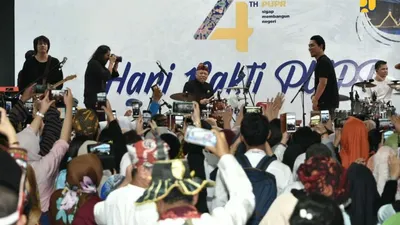 Menteri PUPR, Basuki Hadimujono (bermain drum) selain dikenal sebagai pekerja keras, juga disebut sebagai menteri yang paling berjiwa muda. (Foto: Dok. Biro Komunikasi Publik PUPR)