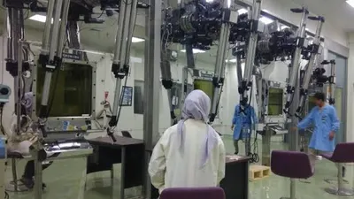 Fasilitas pengecekan radiasi yang wajib dilakukan para petugas sebelum keluar dari ruangan Laboratorium Produksi Radioisotop PTRR Batan (Cendananews/Ranny Supusepa)