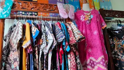 Batik Cirebon andalkan stok lama saat ini. (Ayocirebon/Erika Lia)