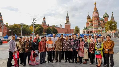 Dubes Wahid Supriyadi dan para staf KBRI Moskow berfoto bersama di Lapangan Merah dengan berpakaian batik dalam rangka Hari Batik Nasional 2 Oktober 2019/KBRI Moskow