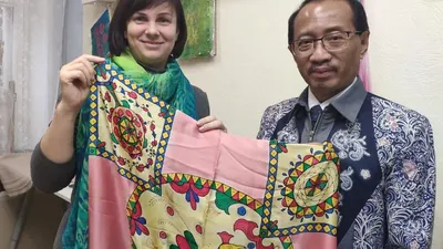 Kunjungan Dubes RI untuk Rusia merangkap Belarus, M. Wahid Supriyadi ke Sekolah Batik Moskow di Moskow (30/10/2019)/Dok: KBRI Moskow
