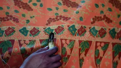 Seorang pekerja menyelesaikan pembuatan batik khas Betawi di Sanggar Batik Betawi Terogong, Cilandak, Jakarta, Kamis (20/6/2019). Batik yang memiliki motif khas seperti ondel-ondel serta burung Hong tersebut sebagai salahsatu upaya melestarikan budaya Betawi. ANTARA FOTO/Wahyu Putro A/pd.