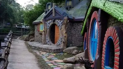 Rumah habbit salah satu wahana andalan objek wisata batu mahpar.