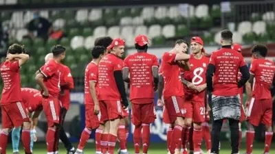 Para pemain Bayern Munich merayakan mengunci gelar juara Liga Jerman atau Bundesliga kedelapan kalinya berturut-turut usai mengalahkan Werder Bremen.  (Martin MEISSNER / POOL / AFP)