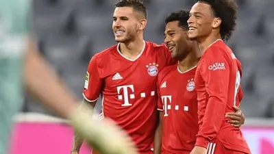 Winger Bayern Munich, Serge Gnabry (tengah) merayakan golnya ke gawang Schalke 04 bersama winger Leroy Sane (kanan) dan fullback Lucas Hernandez, pada laga Bundesliga 2020/2021 di Allianz Arena, Munich, Jerman, Sabtu (19/9/2020) dini hari WIB. [CHRISTOF STACHE / AFP]