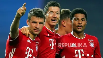 Serge Gnabry (kanan) merayakan dengan rekan setimnya Thomas Mueller (kiri) dan Robert Lewandowski (tengah) setelah mencetak keunggulan 2-0 pada pertandingan semifinal Liga Champions antara Olympique Lyon dan Bayern Munich di Lisbon, Portugal, pada Rabu (19/8). ( Foto: Miguel A. Lopes / POOL/EPA POOL)