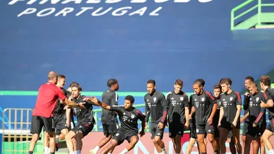 Tim Bayern Munich menjalani sesi latihan resmi jelang lawan Olympique Lyon. (Twitter Bayern Munich)